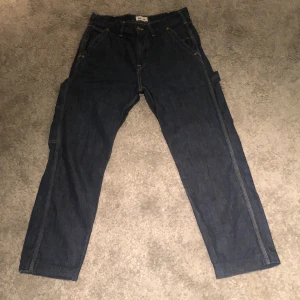 Lee x HM jeans - Lee x HM byxor i bra skick dem är uppsydda ungefär 3 centimeter. Mörkblåa