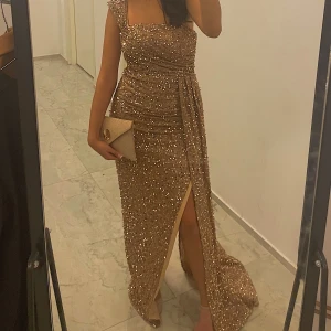 Bal/GästBröllops Klänning  - storlek s, använd endast 1 gg. den har en slit upp vid låret och ett långt släp som halvt täcker sliten. jag är 166 o även med klackar e den lång. kom dm för att se fler bilder på klänningen, såå vacker klänning!😍