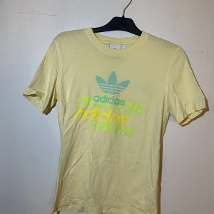 Adidas tshirt - Fint skick 