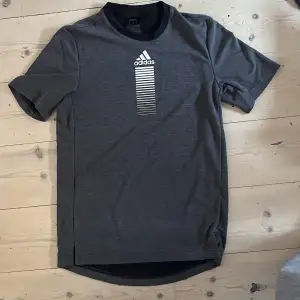 TRYCK INTE PÅ KÖP NU en skit snygg grå adidas tshirt. Den är knappt använd för att trodde att den skulle vara mindre, står XS men är mer M/S. Den har inga defekter. Tar bara Swish Köparen står för frakten, kan också mötas upp💕tar emot prisförslag