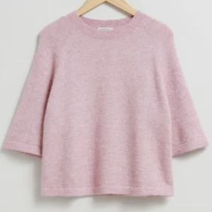 Rosa stickad t-shirt  - Säljer denna skitsnygga stickade t-shirten från & other stories. Strl s och helt oanvänd, köpt för 690 kr