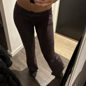 Kostymbyxor !!  - Säljer nu mina bruna kostymbyxor från esprit. Jag är ca 1,68 och längden syns på bilden !!