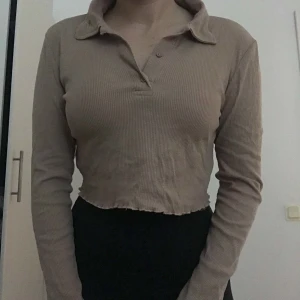 Långärmad topp - Fashionnova  - Liten i storleken. 