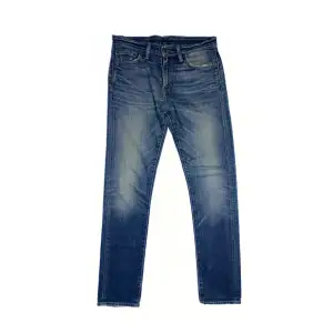 Size: 31/32. Ljusare blå. Condition: Vintage. Alla jeans är uppmätta av oss! Har ni frågor eller funderingar är det bara slide DM, tveka inte!