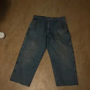 Baggy jeans från wrangler modell carpenter braaaaa skick