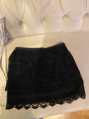 Kjol - Säljer min svarta kjol som inte längre kommer till användning, den är svart spetsig och lite tjockare med volanger. Fixar en hel outfit. Nypris 499 säljer för 150kr pris kan diskuteras 