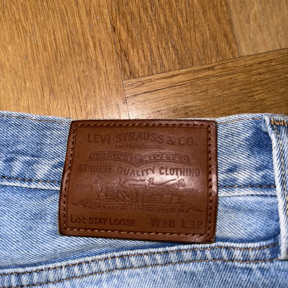 Säljer mina Levis byxor då jag inte använder de längre  Nypris 1,500kr De är i gott skick . Jeans & Byxor.