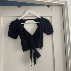 Svart topp - !!!!TRYCK INTE PÅ KÖP NU!!! Frakt:66kr Svart topp med öppen rygg som man knyter, syns på sista bilden🙌💖