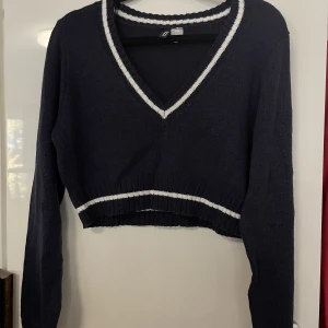 Stickad topp  - Stickad croppad topp ifrån HM  Knappt använd