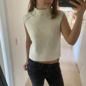 Topp - Fin topp från zara, i storlek S och säljs för 200kr exklusive frakt 🤍🤍