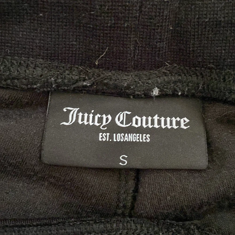 Säljer ett par jättefina juicy byxor med fickor för att jag vill gå upp en storlek❤️ Kontakta för fler bilder eller om du undrar något, köparen står för frakt o pris kan diskuteras! ❤️. Jeans & Byxor.