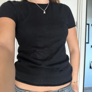 Cashmere tshirt - Svart cashmere tshirt i storlek S. Perfekt skick. Okänt märke. Skicka prisförslag!
