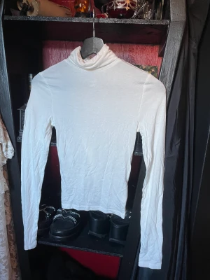 Turtleneck  - Säljer då jag inte får någon användning för den🤍Köpt på plick🤍