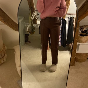 Brunröda skinnbrallor - Ett par skinnbyxor i fint skick.