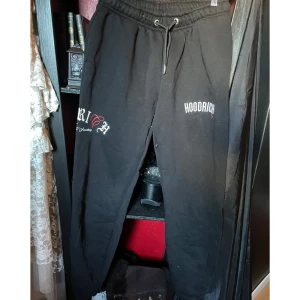 Hoodrich byxor - Säljer då jag aldrig använt dom o de endast har legat i en låda🖤De är lite dammiga på bilderna men jag rollar dom innan jag skickar🖤Inga defekter vad jag ser🖤