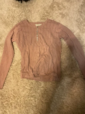 Långärmad tröja rosa - En ljus rosa långärmad tröja med fina knappar