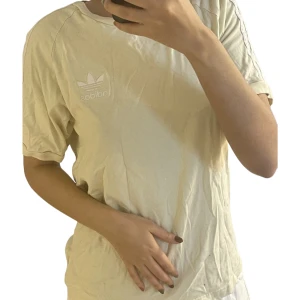  Adidas t-shirt  - Inte använda 