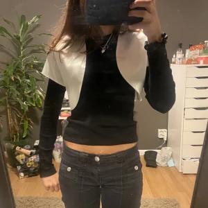 Bolero  - Vit (silke) bolero, super fin men kommer tyvär inte till någon användning🤍🤍