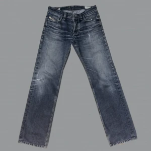 Diesel Larkee Jeans - Diesel Larkee Jeans med straight passform. Hål i ena byxbenet. Snygg fade ⚡️kontakta mig gärna privat 🤝