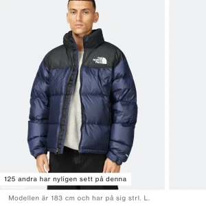 The north face puffer/ jacka - Använd 1 höst/vinter. Inga synliga skador eller annat. Sitter som storlek  M (L funkar också) skriv vid frågor eller ifall fler bilder önskas! Pris går att diskutera. Perfekt nu när det börjar bli kallt utomhus :)