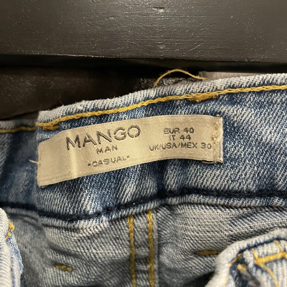 Jeans från mango med slitage på rumpan  Är från herr delen men går använda både som dam och herr byxor . Jeans & Byxor.