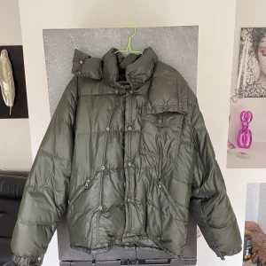 Moncler Jacka Karakorum  - FÖRST TILL KVARN!!! Moncler vinterjacka, säljer pga jakt efter ny jacka. Bra lite äldre skick 6,5/10. Pris: 2500kr inklusive frakt. Äkta jacka, vid fler frågor är de bara till att skriva! 