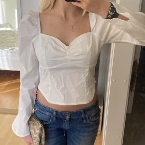 Vit blus - Säljer denna somriga topp som är i nyskick!!