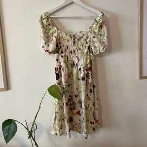 NY klänning - Ny klänning, lapp kvar. 