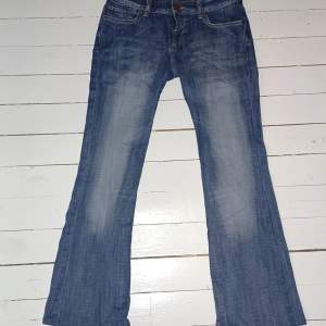 Super snygga låg midjade bootcut jeans från ltb(by little big). Tidigare ägare har sytt up dom och in dom i låren.Innerbenslängden 75cm midjemåttet 39 cm💗