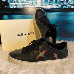 Hej, nypriset på skorna 2,400kr köpta från Axel arigato. Skick 7/10 lite sliten under ena hälen men annars fint skick. Pris kan diskuteras