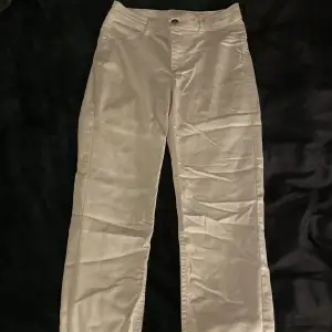 Vita push up skinny jeans från calzedonia med stretch. Används inte längre då dom blivit för små men är i jätte fint skick. Lite skrynkliga men kan strykas.