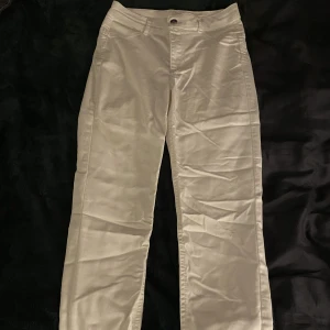 Calzedonia jeans - Vita push up skinny jeans från calzedonia med stretch. Används inte längre då dom blivit för små men är i jätte fint skick. Lite skrynkliga men kan strykas.