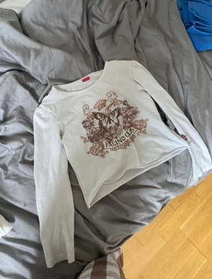 Y2k tröja - Säljer en lång armad y2k pacino tröja, säljer på grund av att det inte är min stil helt och lite för liten. Vet inte helt vilken storlek men tror ungefär xxs/xs, priset kan diskuteras❤️