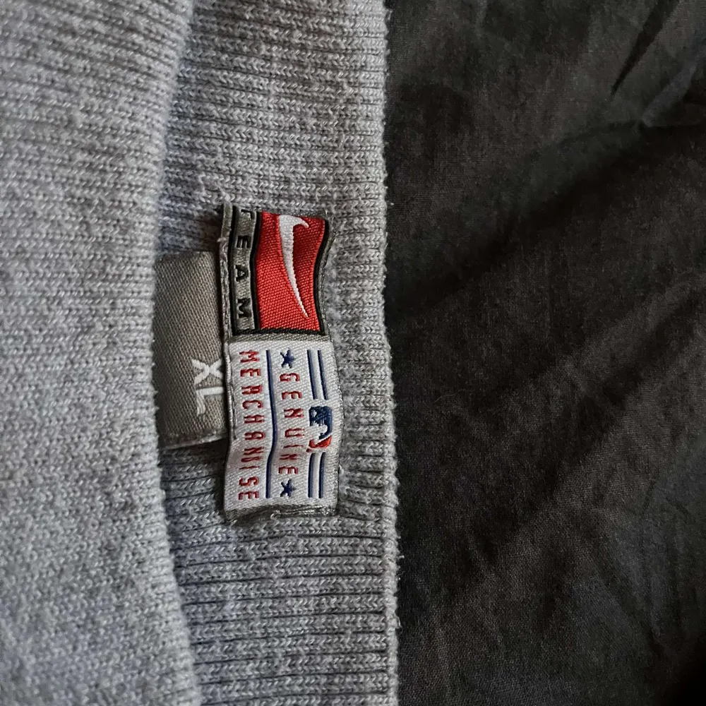 ett par ascoola vintage lågmidjade Nike sweatpants. står storlek XL men sitter som S. Frakt ingår ej. Midjemått: 36,5cm, Innerbenslängd: 69cm.. Jeans & Byxor.