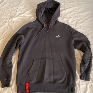 Alpha Industries hoodie - Storlek M regular fit, funkar som storlek S också, bra skick, inte använd på länge eftersom jag har växt ur den.