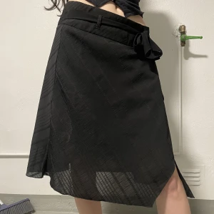 Kjol med rosett - Fin kjol som man knyter på sidan.