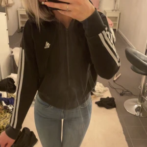 Hoodie - Säljer denna då den ej kommer till användning❣️