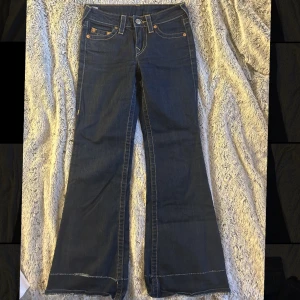 Lågmidjade true religion bootcut jeans 💕 - Lågmidjade true religion jeans, super snygga men kommer till lite användning. Storlek 34 eu och innerbenslängd är 73, jag är 163 cm lång och de går över mina skor lite💕💕 väldigt unika och svåra att hitta. skriv för mer info 💕