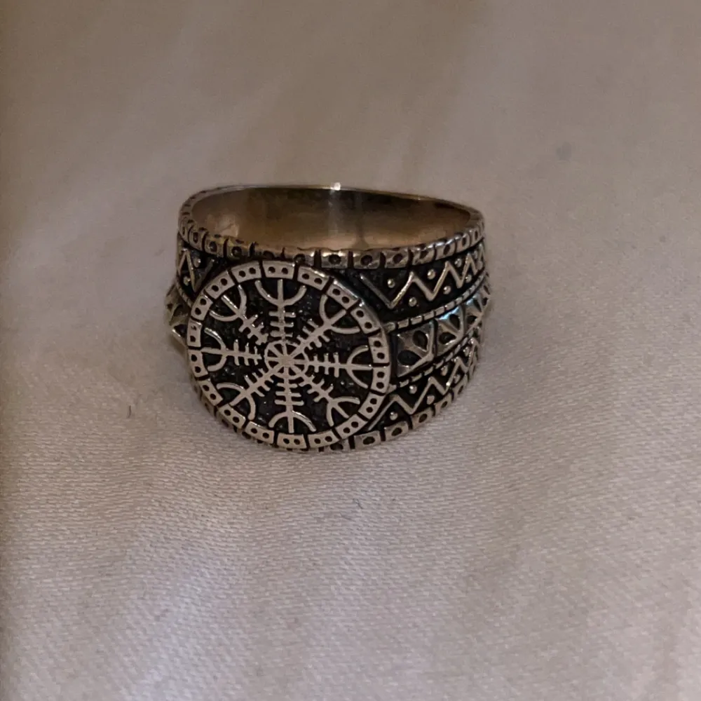 Nordisk mytologi ring med vegvisir symbol i sterling silver. I bra skick men lite fläckig bak men inget man tänker på. Säljer pga för stor för mig. 22 mm diameter. . Accessoarer.