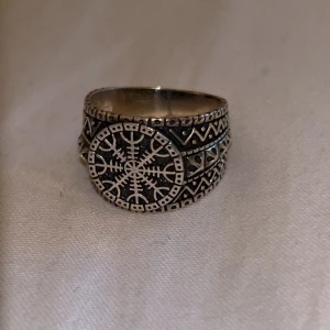 Nordisk mytologi ring - Nordisk mytologi ring med vegvisir symbol i sterling silver. I bra skick men lite fläckig bak men inget man tänker på. Säljer pga för stor för mig. 22 mm diameter. 