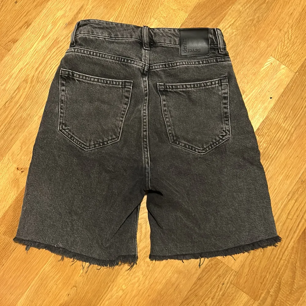 Säljer carlings shorts ord pris 400:) Det går att vika upp dom och använda dom kortare👍. Shorts.