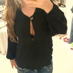 Zara blus - Säljer denna fina fina blus från zara för den itne kommer till användning 💋💋❣️