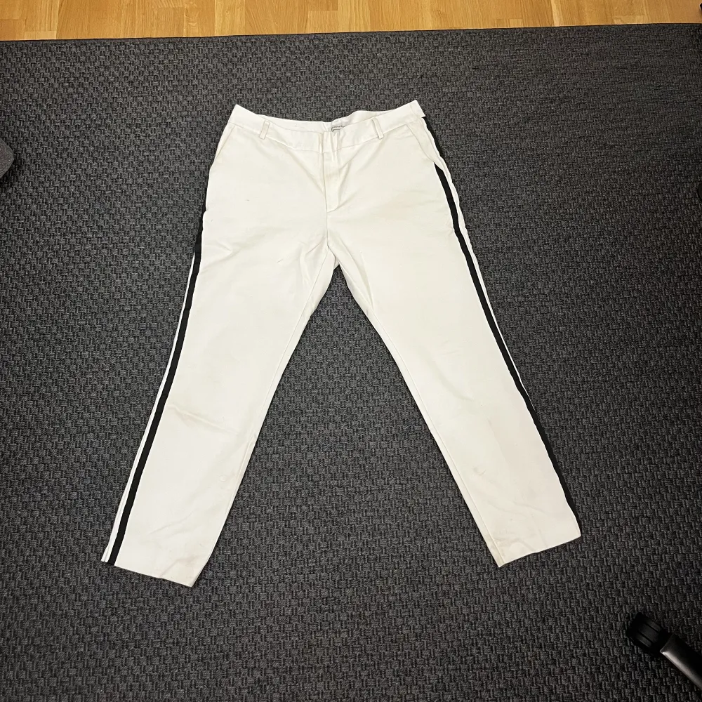 White pants with black stripes on the side. Used a couple of times but nothing is broken of dirty.  They are kind of big ok me and i am S so it Will fit M & L. Jeans & Byxor.