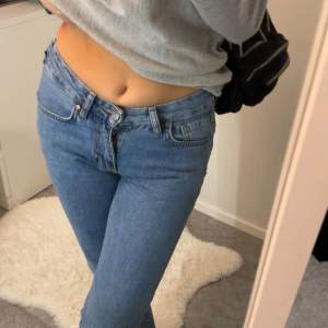 Jättefina low straight jeans från Bikbok som jag knappt använt, ny skick. Tror orginalpriset låg mellan 500-600kr. Perfekta i längden på mig som är ca 160cm lång. Vid frågor/bilder så är det bara att höra av sig. Pris kan diskuteras❤️