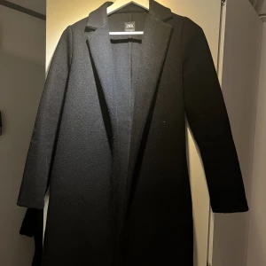 ZARA Kappa Svart - Svart kappa från Zara i storlek S. Sparsamt använd, säljer pga för liten. Köpare står för frakt.
