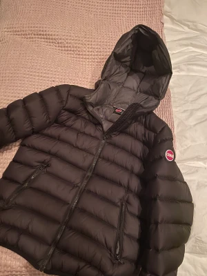 Colmar Jacka - Säljer min Colmar jacka. Den är i sånt fint skick, men kommer tyvärr inte till användning. Den är i en grå/brun/ svart färg, i storlek s.