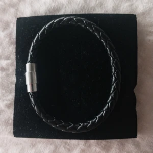 Armband  - Ett väldigt fint läderarmband med magnet