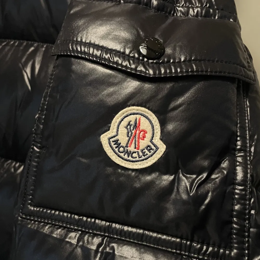 Sprillans ny svart Moncler maya. Perfekt för vintern då den är tjock och varm.. Jackor.