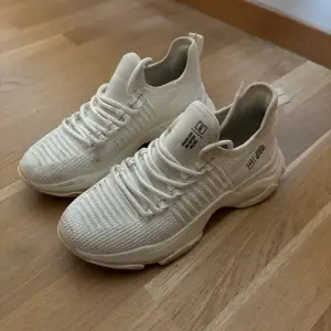 Sneakers från steve madden. Använd fåtal gånger dom har bara några fläckar här och där går bort väldigt lätt om man tvättar skorna. 400kr  Storlek 38