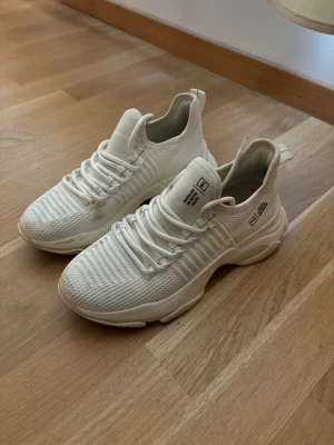 Steve madden sneakers - Sneakers från steve madden. Använd fåtal gånger dom har bara några fläckar här och där går bort väldigt lätt om man tvättar skorna. 400kr  Storlek 38